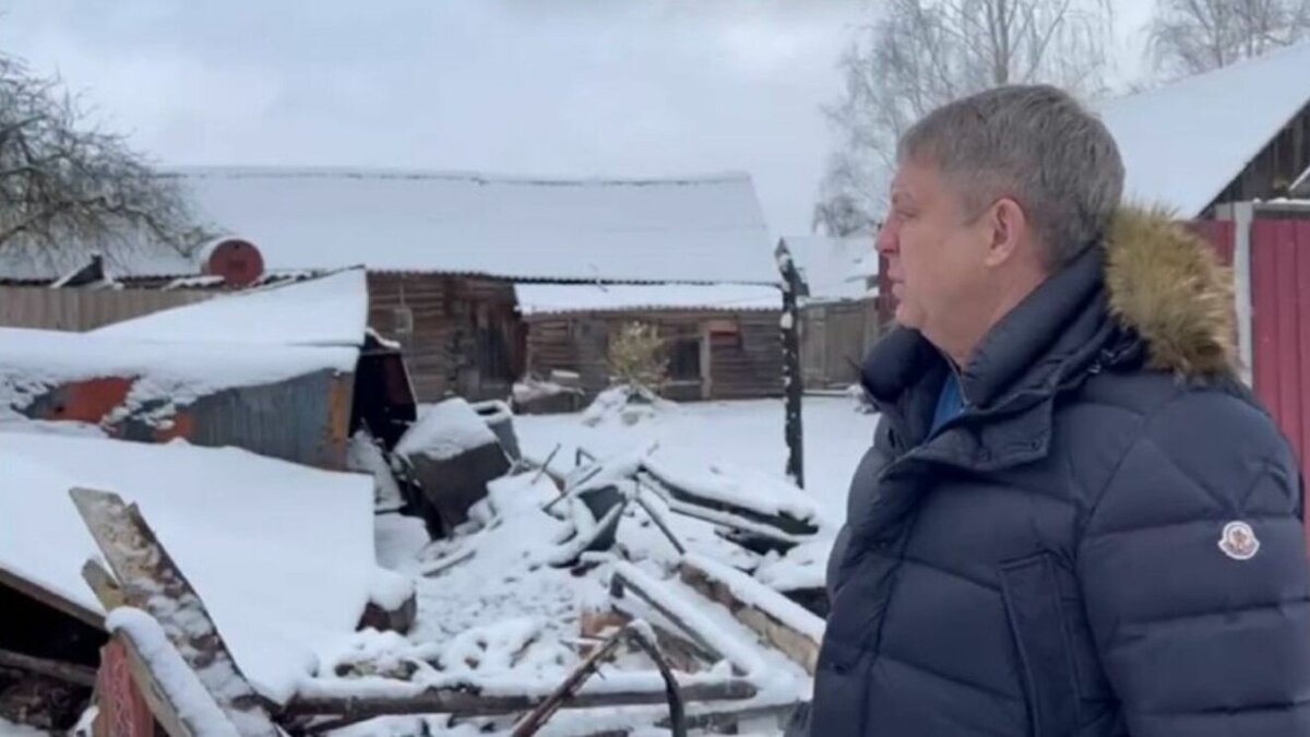     В Климовском районе Брянской области действует режим ЧС. Об этом сообщил глава района Александр Исаев на совещании в Климово с губернатором региона Александром Богомазом (на фото), на котором обсуждалась помощь местным жителям.