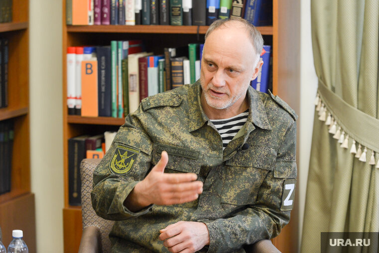    Олег Голиков назвал мягкого зайца талисманом, который приблизит победу в СВО