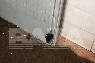    Растяжка с гранатой на двери в подъезде ©Telegram-канал "Baza"