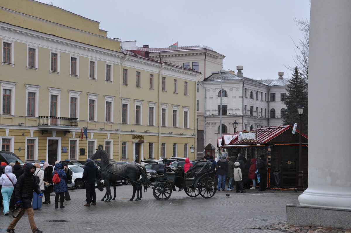 Верхний город Минска. Маленький городок в центре большого миллионного  города. Прогулка по площади Свободы. | Увидеть новое, узнать прошлое | Дзен