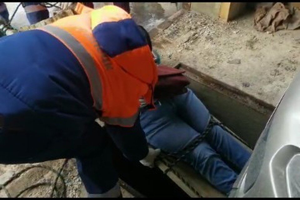     Липецкие спасатели достали из подвала глубиной 3 метра упавшую женщину  Пресс-служба ГО и ЧС Липецка.