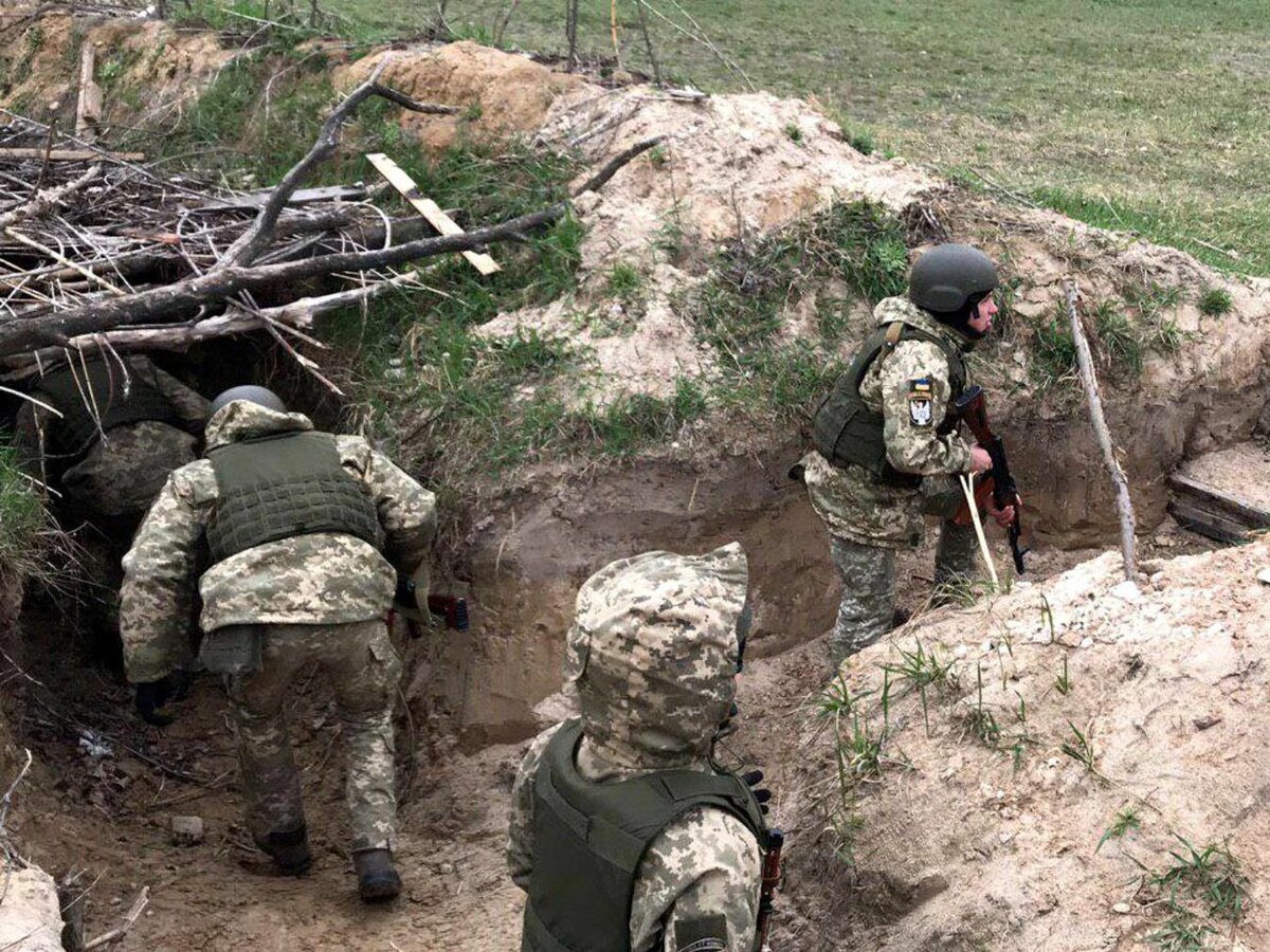 Видео ближнего боя в окопах. ВСУ Донбасс армия в окопах. Окопы в армии. Украинские военнослужащие в окопах.