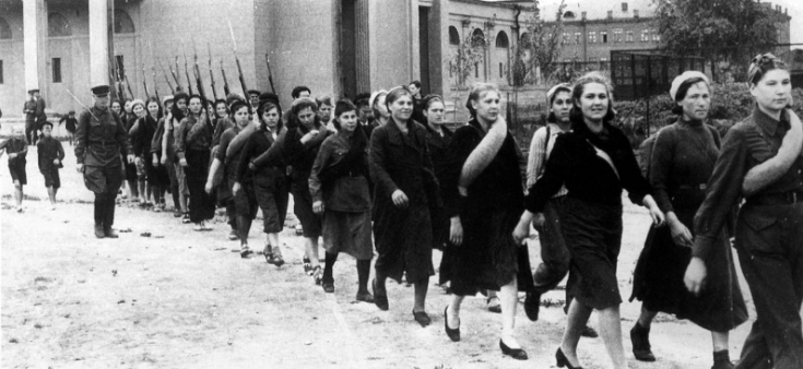Советские девушки-добровольцы направляются на фронт. Лето 1941 года