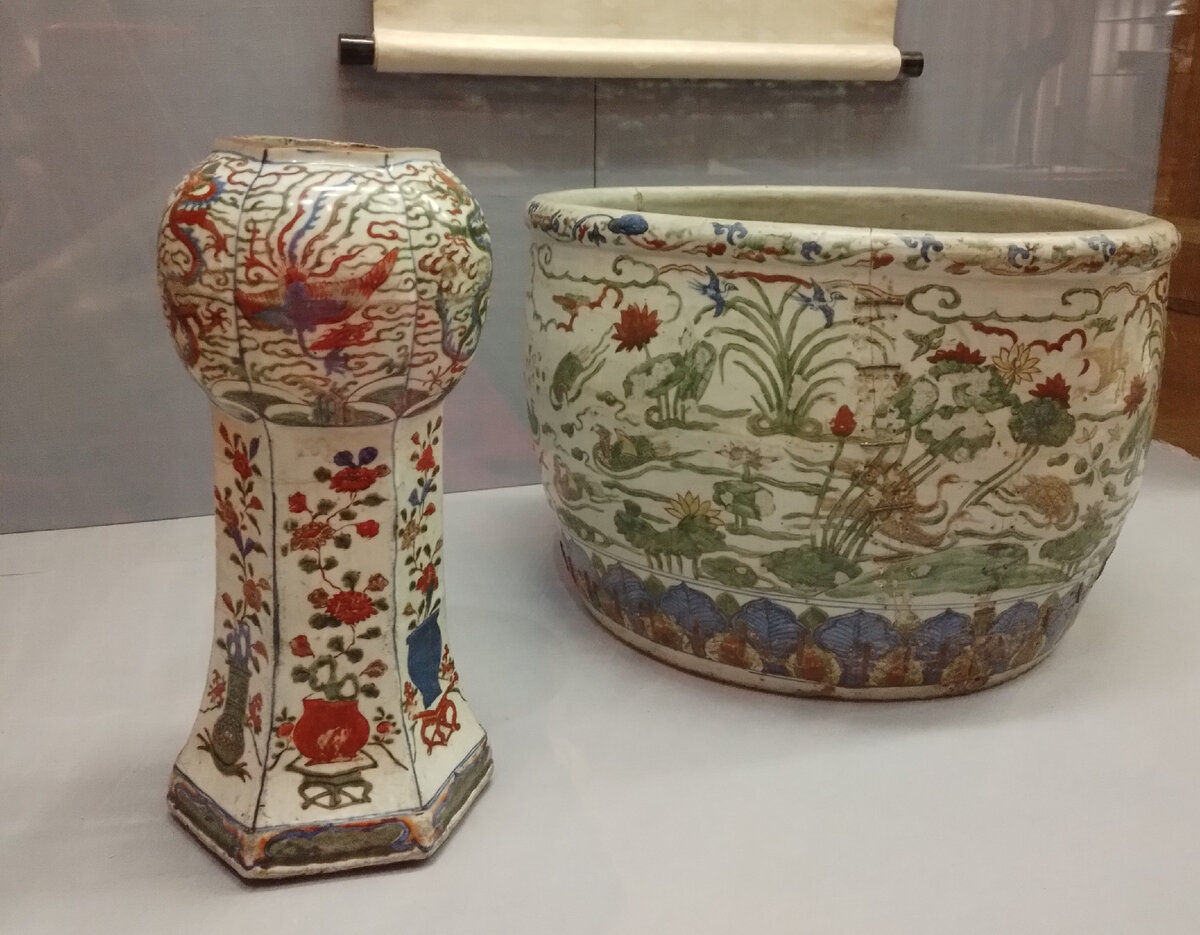 Слева: Ваза "Драконы, фениксы и цветы в вазах", период Ваньди (1572 - 1620). Справа: Аквариум "Утки и аисты в лотосовом пруду". Период Лунцин (1567-1572). Фото автора