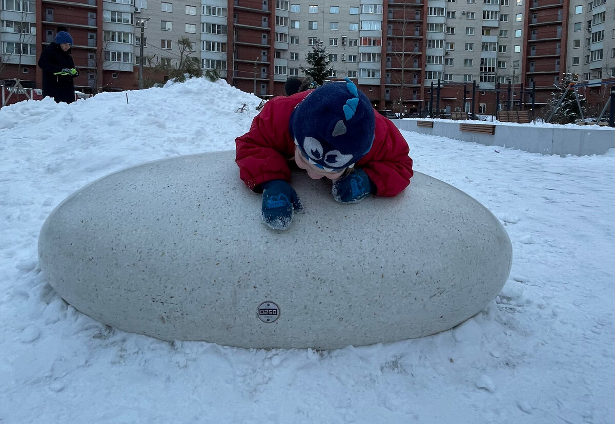 Дизайнерские камни от «0250» на детских площадках Питера)))Я такие на Юбубе у Яны Рудковкской в саду видела)))