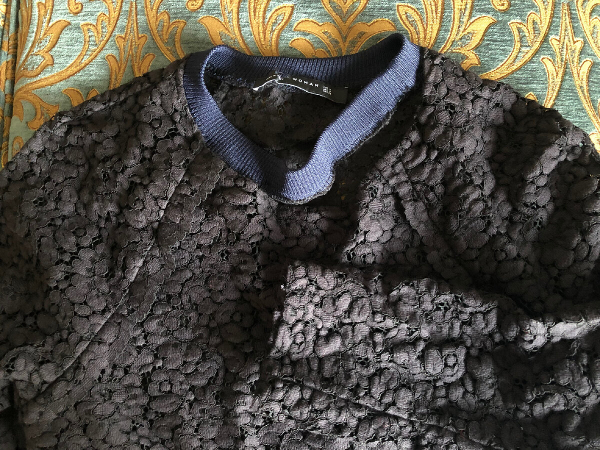 Воротник и манжеты не подходили  по цвету . Отпороли и пришили к другой блузке.