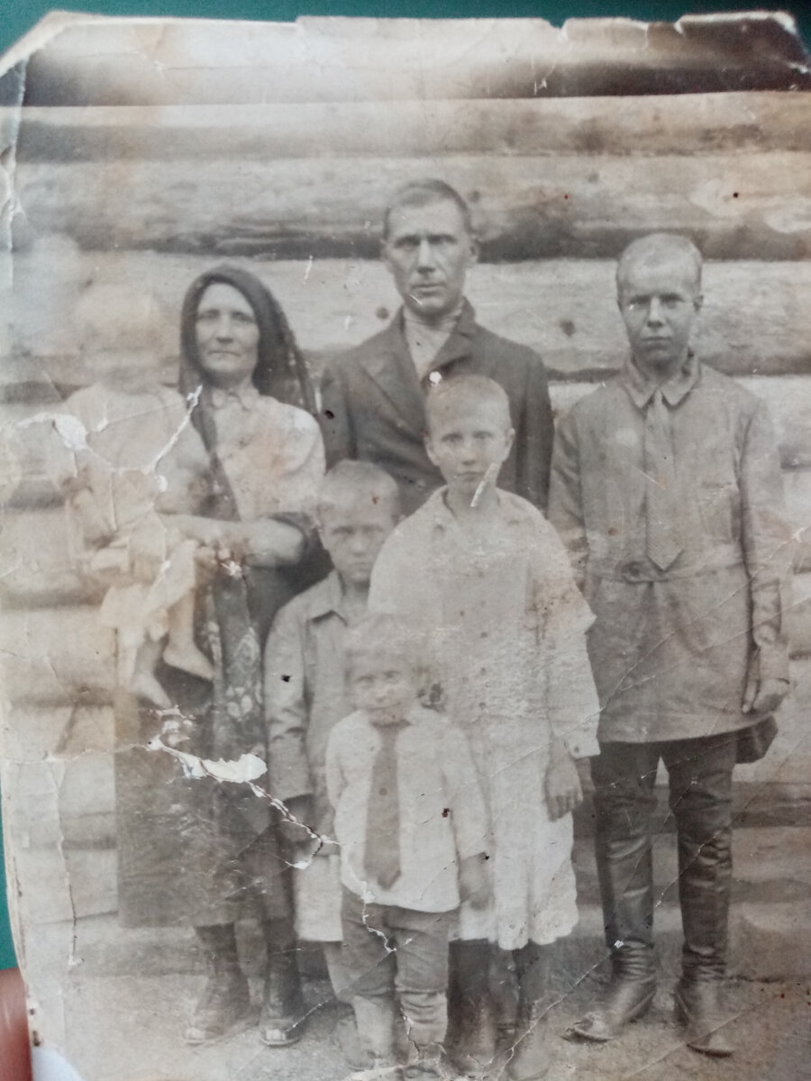 Бабушка в центре. Семья Прадеда, на фоне их старый дом, из которого бежали. Потом в нем сельская школа была. 