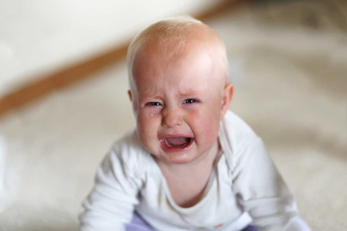Почему ребенок просыпается с плачем | Причины истерики по ночам