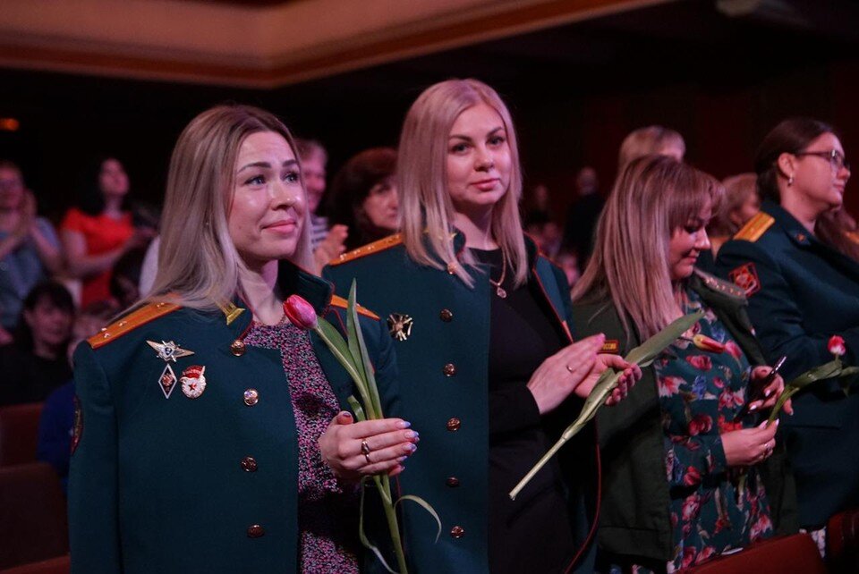     Жены героев надели кители мужей на концерте в Самаре. Фото: предоставлено "Комсомолке"