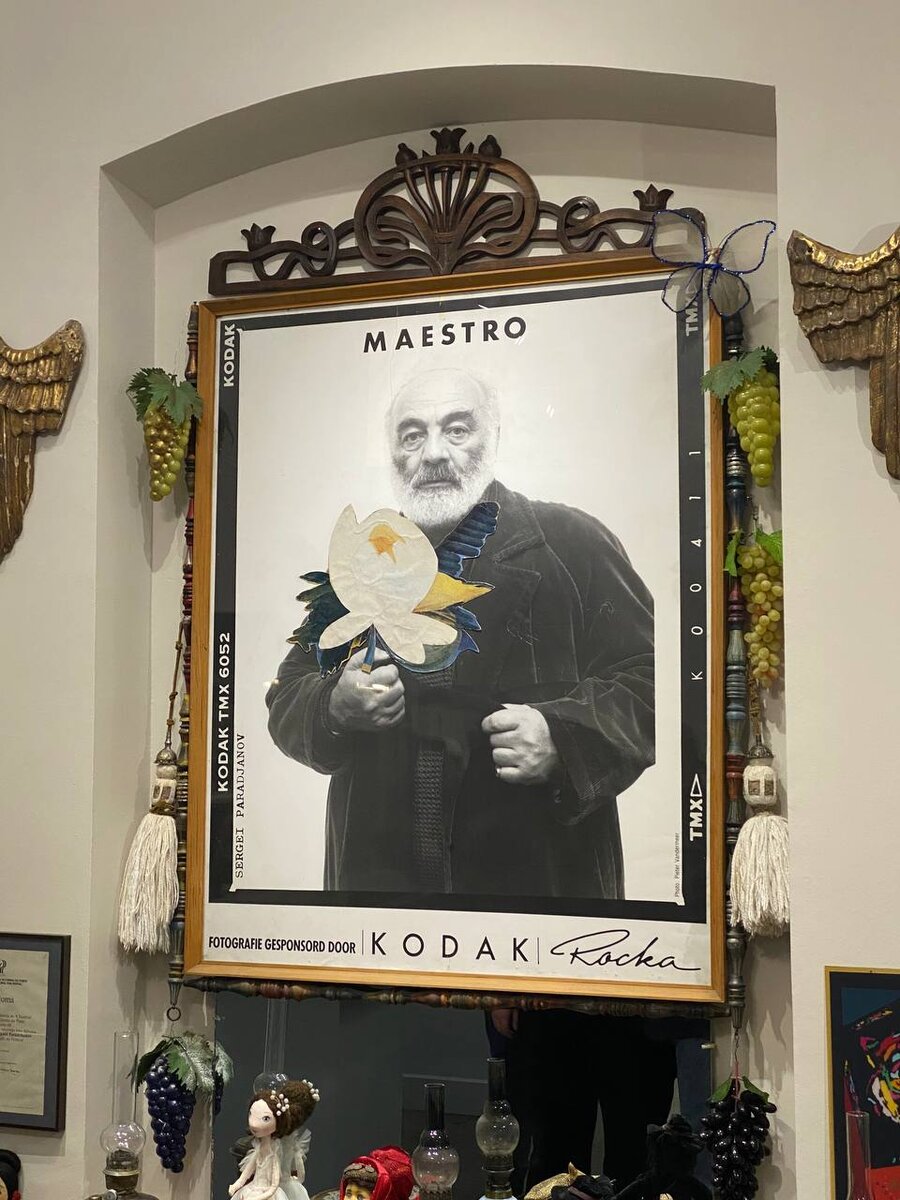 Сергей Параджанов (1924-1990) - известный армянский кинорежиссер, художник, сценарист и декоратор, чьи фильмы знамениты своей уникальной эстетикой и мистической атмосферой. 