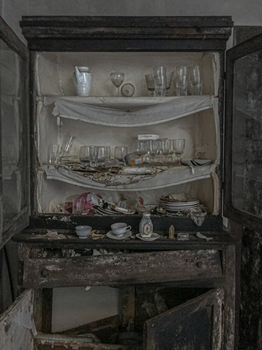 Am intrat într-o casă abandonată de sat și nu mă așteptam să găsesc acolo o capsulă a timpului.  Totul este la locul lui: de la mobilier la ochelari lustruiti