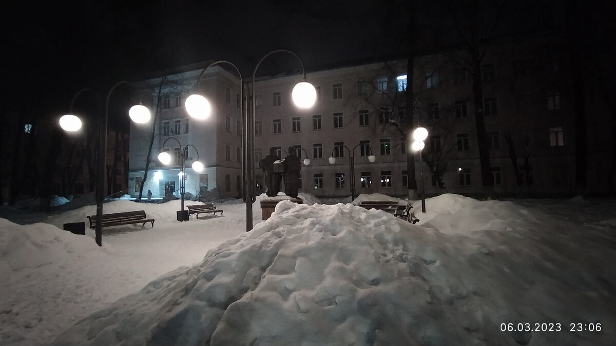 Фотография автора. Памятник Кириллу и Мефодию в Твери. Местоположение: филологического факультета Тверского государственного университета. 