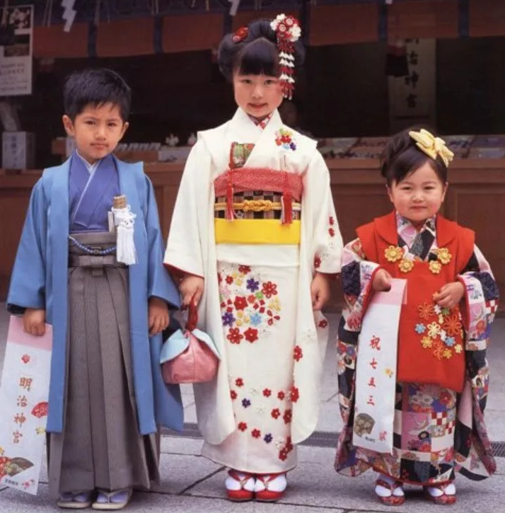 Праздник мальчиков в японии 4 класс. Японский праздник Сити-го-Сан. Праздник Сити го Сан в Японии. Праздник семь пять три в Японии. Япония народ кимоно.