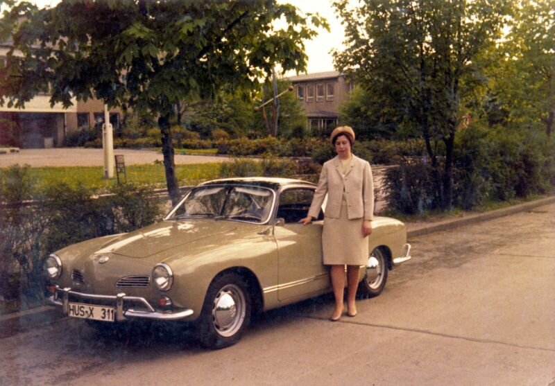 Женщина рядом со своим VW Karmann Ghia, 1965 год..