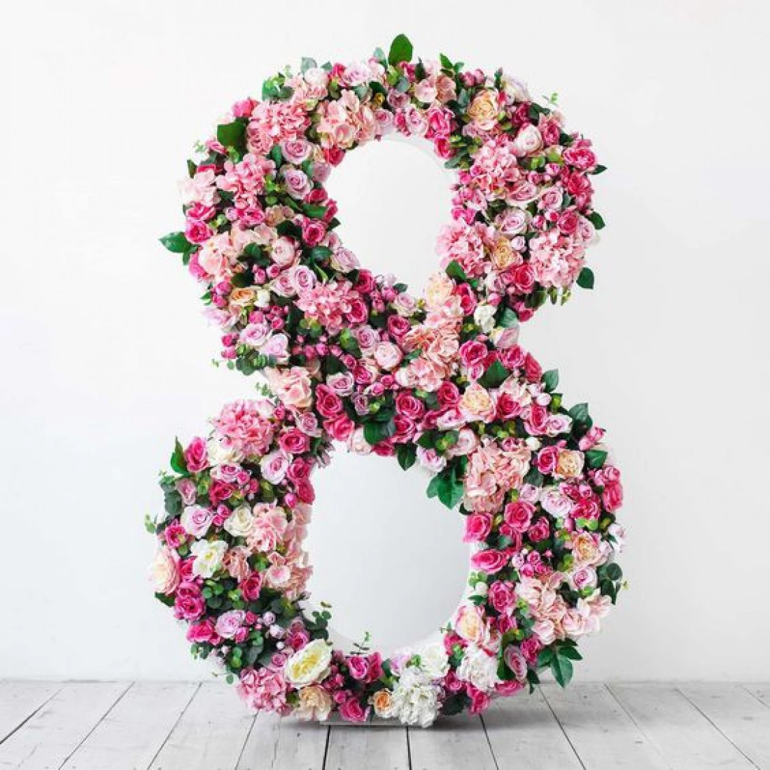 С праздником, девушки 💐