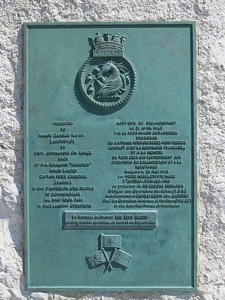 Памятник в память о высадке капитана Питера Черчилля с корабля HMS Unbroken на мысе Антиб 21 апреля 1942 г.