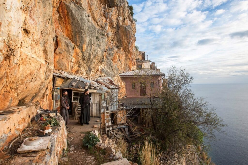 Στις δύσκολες στιγμές μας, ο Άγιος Άθως παραμένει ένα νησί γεμάτο γαλήνη, παραμένει λίκνο χαράς.  Οι ταπεινοί του Άθω στέλνουν αυτή τη χαρά σε έναν κόσμο ανήσυχο, χωρίς αγάπη.-6