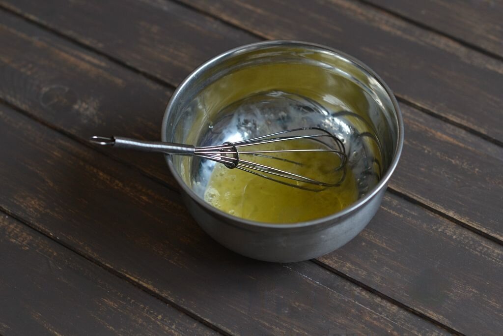 Яйца слегка взбить,Добавить растительное масло