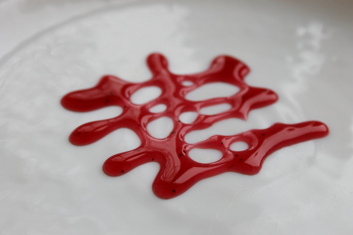 Соус не должен растекаться, но и густым слишком не должен быть. Это не просто декор, а и соус.