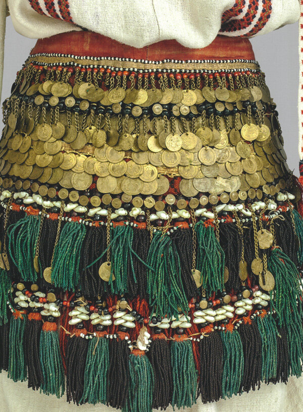 Одной из важнейших частей традиционного праздничного костюма народов России всегда были украшения. Сегодня мы покажем несколько необычных украшений мордовских, марийских, эрзянских и чувашских женщин.-1-2