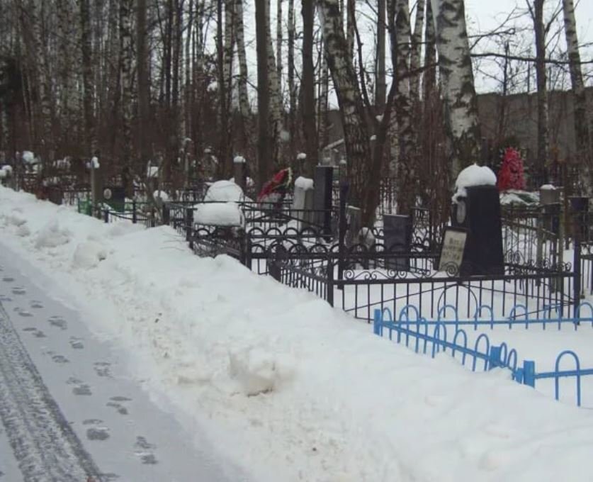 Можно ли убрать кладбище. Городское кладбище Ярославль. Кладбище зимой. Могила зимой. Снежная могила.