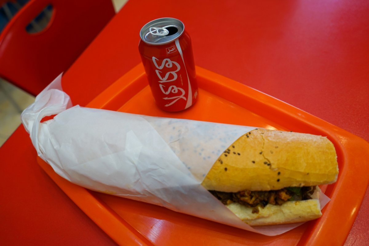    Кока-кола и сэндвич, Тегеран, Иран.