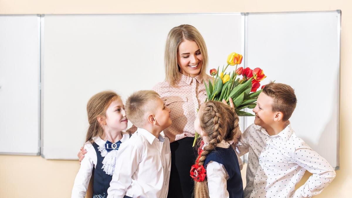    Учитель с учениками:Kuzmichstudio/Getty Images