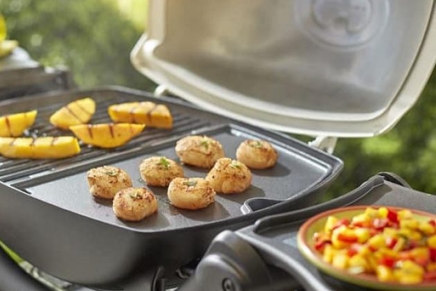 Домашний гриль является радикально усовершенствованной вариацией привычного мангала, оборудованной множеством полезных приспособлений, увеличивающих комфорт и удобство во время приготовления еды. Гриль для дачи, как и любой мангал, в качестве топлива использует древесный уголь, а также брикеты, если это не газовая модель. В наш гриль рейтинг лучших вошли модели на углях, а также на газу. 