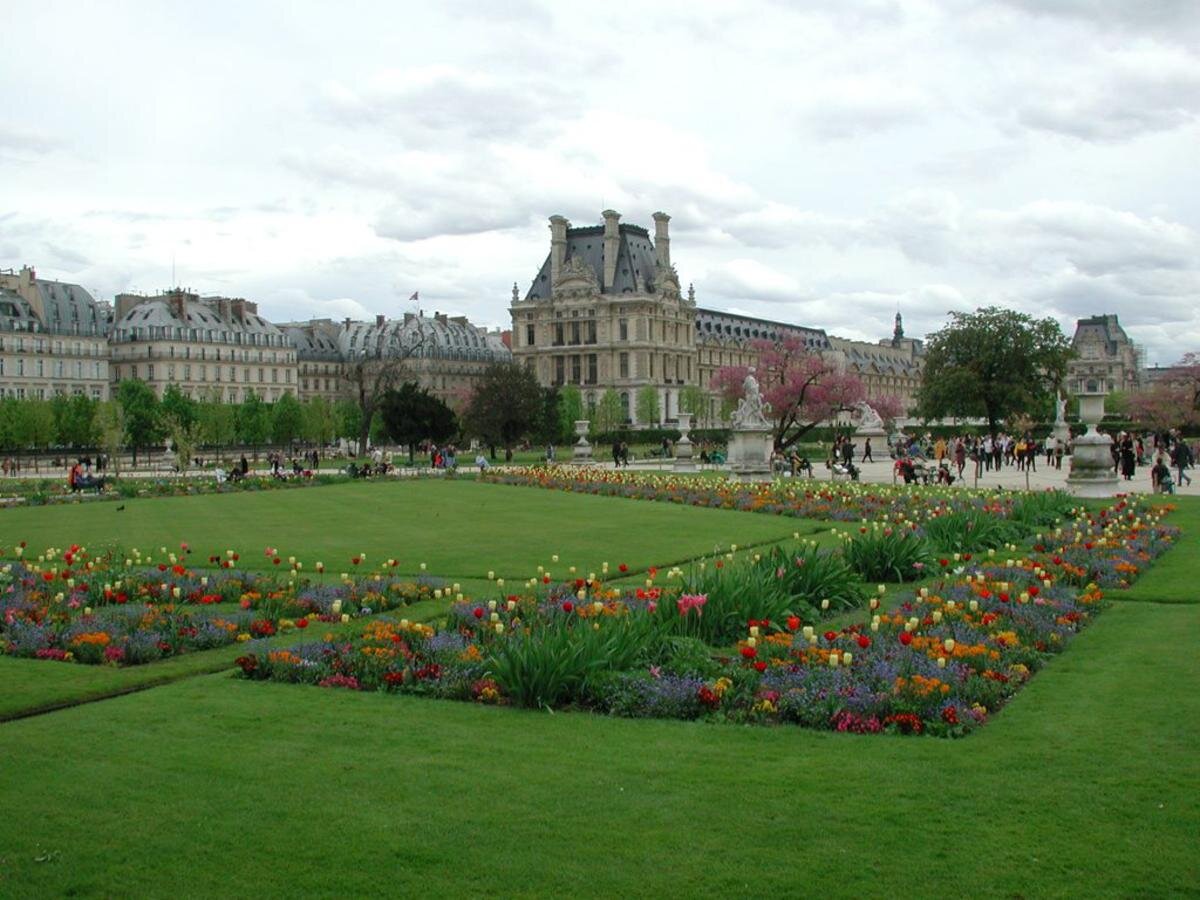 Paris garden. Парк Тюильри в Париже. Сад и дворец Тюильри в Париже. Лувр и сад Тюильри. Париж Лувр Тюильри.