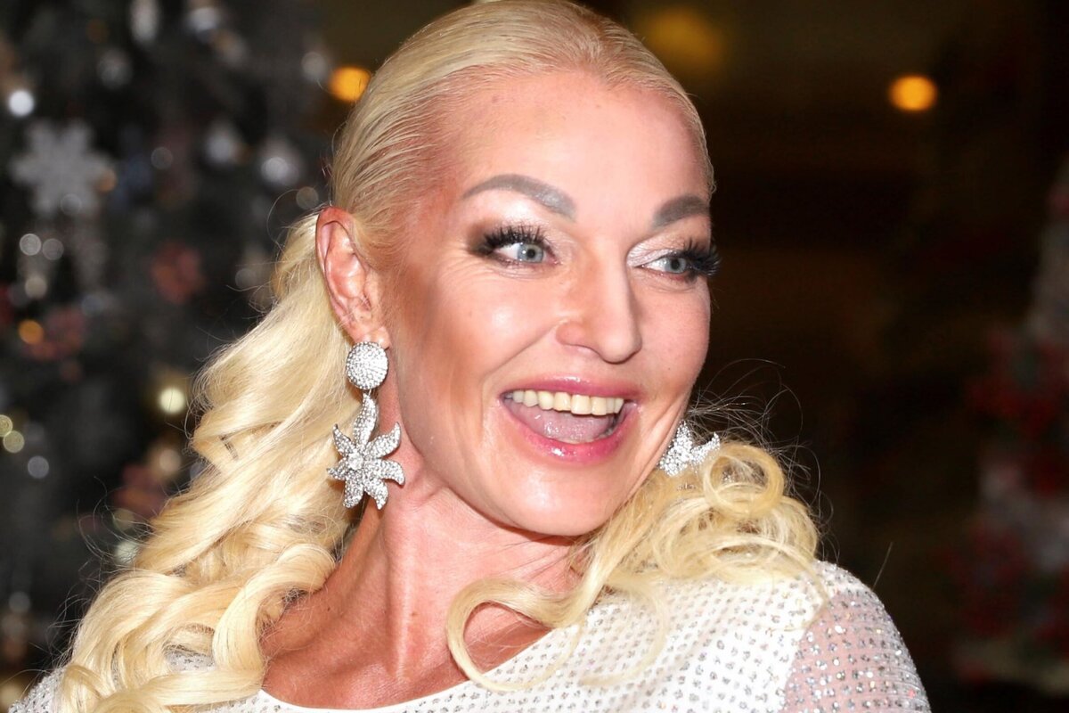     «У меня примерка свадебного платья»: Анастасия Волочкова снова объявила себя невестой, рассмешив фанатов