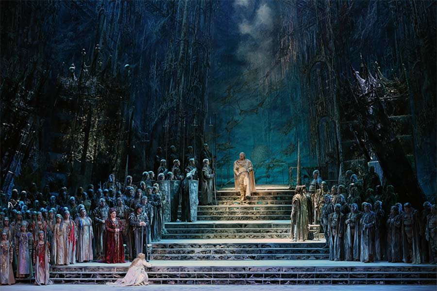 В спектакле по сути одна декорация, только свет меняется, и вместе с ним меняется и обстановка на сцене. Фото с сайта Мариинского театра.