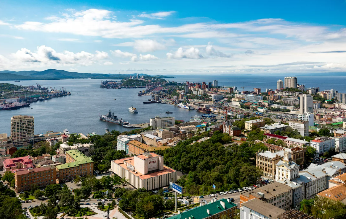 Владивосток является крупнейшим городом. Владивосток центр города. Владивосток столица Приморского края. Владивосток центр панорама. Владивосток центр сверху.