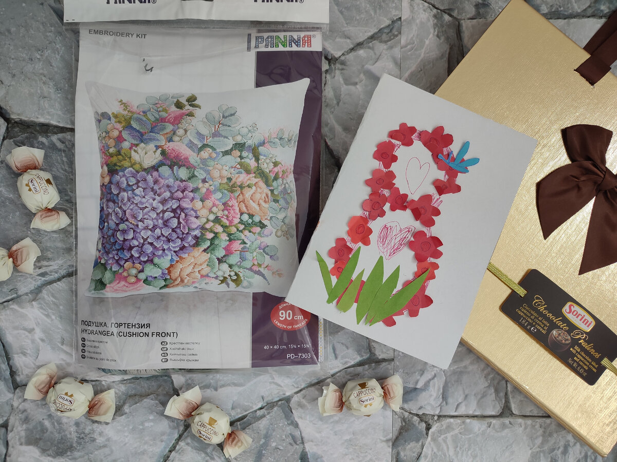 Подарочки на 8 марта. Подушка гортензия от Panna.