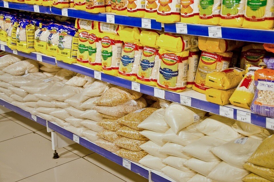     Несмотря на небольшой скачок цен, перебоев с крупами на Дону не будет. Алексей БУЛАТОВ