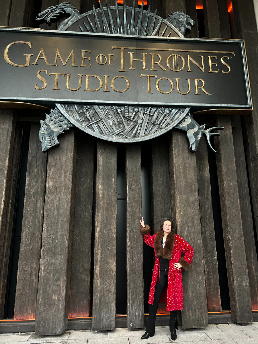 Вход в музей-студию «Игры Престолов» в Банбридже. Здесь снимались все интерьерные сцены Винтерфелла, Красной Крепости, Драконьего Камня и Замков Ночного Дозора.