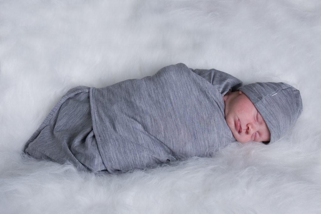 Укрытие детей. Укутанный младенец. Младенец завернутый в одеяло. Младенец закутанный в одеяло. Ребенок укатынный в пеленки.