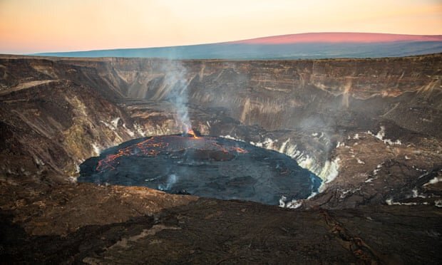 Озеро лавы в кратере вулкана Килауэа. Фото: i.guim.co.uk