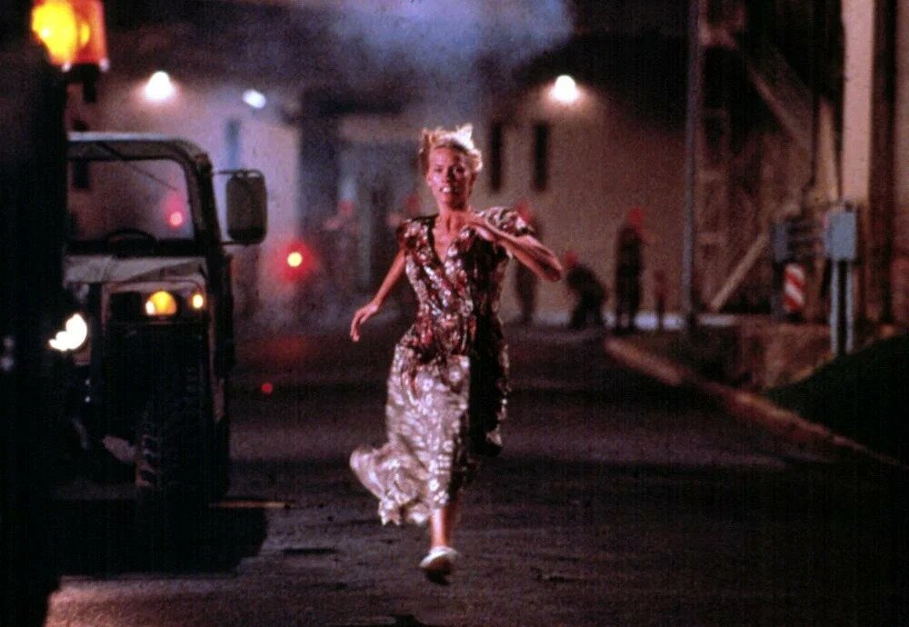 полагаю, после съёмок гражданка Хенстридж примерно так из киношной серии и убегала