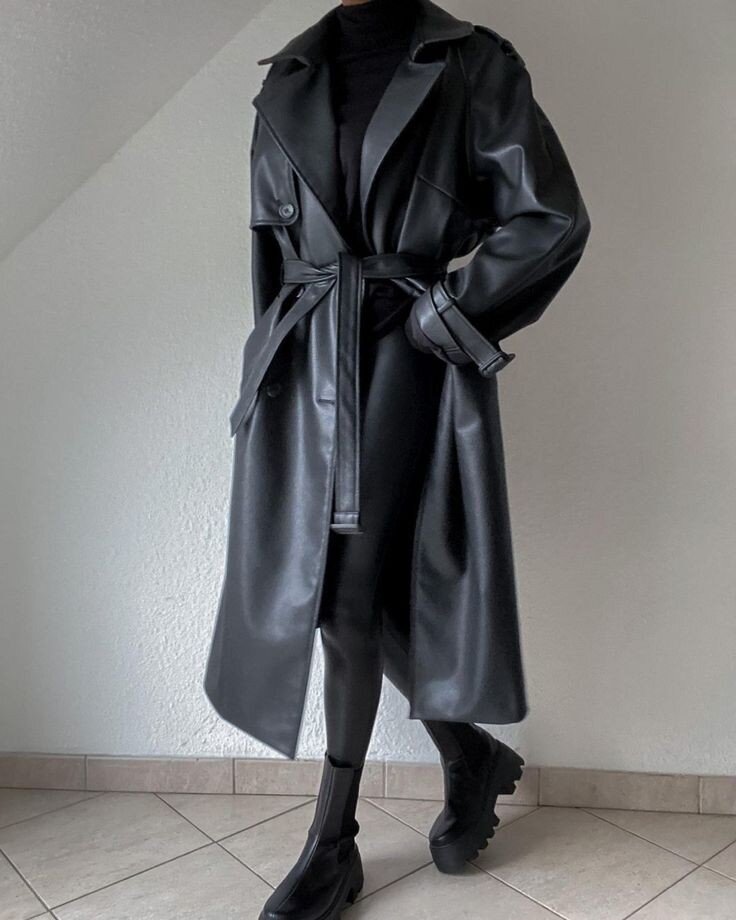 

Однако если по стилю ближе будут белые кроссовки или белые босоножки, то можно остановиться на них. Пару плащу составят также яркие оттенки. Хотя дизайнеры предлагают добавлять тона антагонисты: молочный, бежевый, белый.

Дизайнер и икона стиля Виктория Бэкхем предпочитает одежду подбирать в цвет к тренчу. Это зрительно вытягивает фигуру и делает ее еще более утонченной.