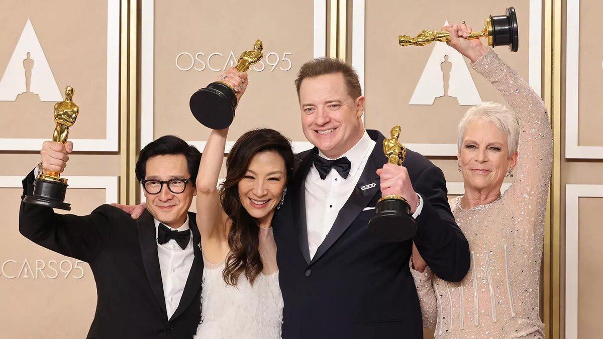    Лучшие актёры 2022 года: Ке Хюи Куан, Мишель Йео, Брендан Фрейзер и Джейми Ли Кёртис