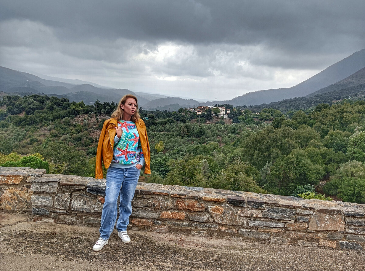 Высоко в горах Крита. Пытаюсь почувствовать и понять, как живётся долгожителям (фото из архива автора)