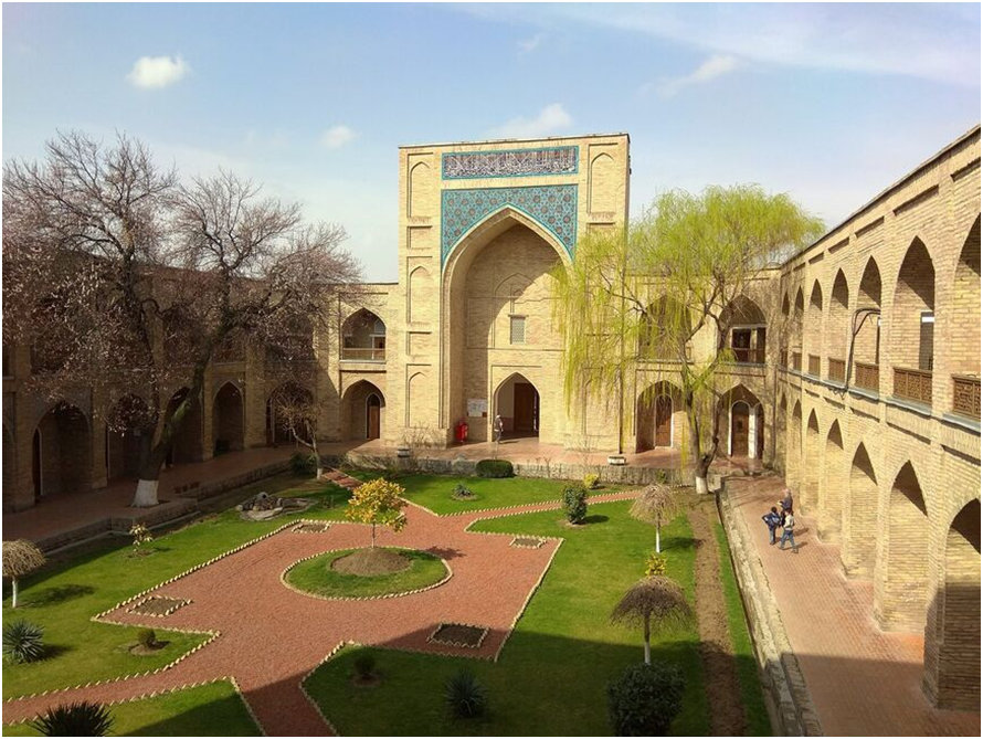 Внутренний двор медресе Кукельдаш в Бухаре.