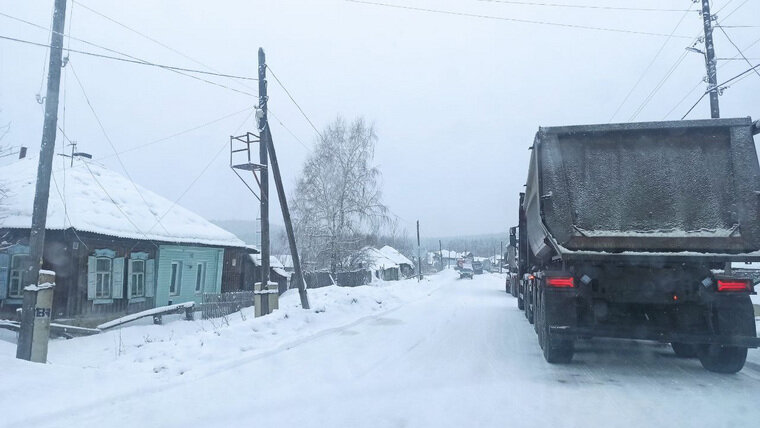   Многие водители предпочли ехать по объездной дороге через Сыростан