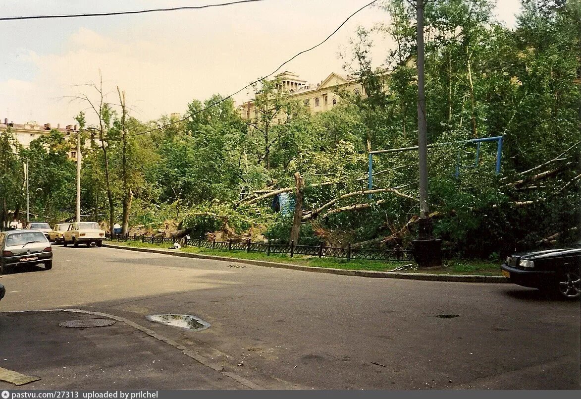Двор дома №26 на Кутузовском проспекте после урагана, 1998. Фото К. Косыгиной, с сайта www.pastvu.com.