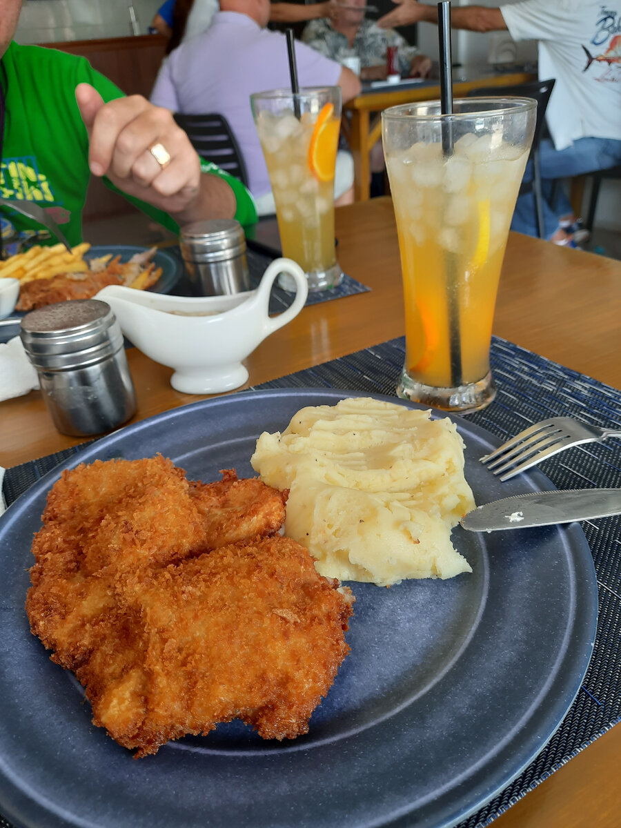 Свиная отбивная с пюре непонятного происхождения . 275 песо.