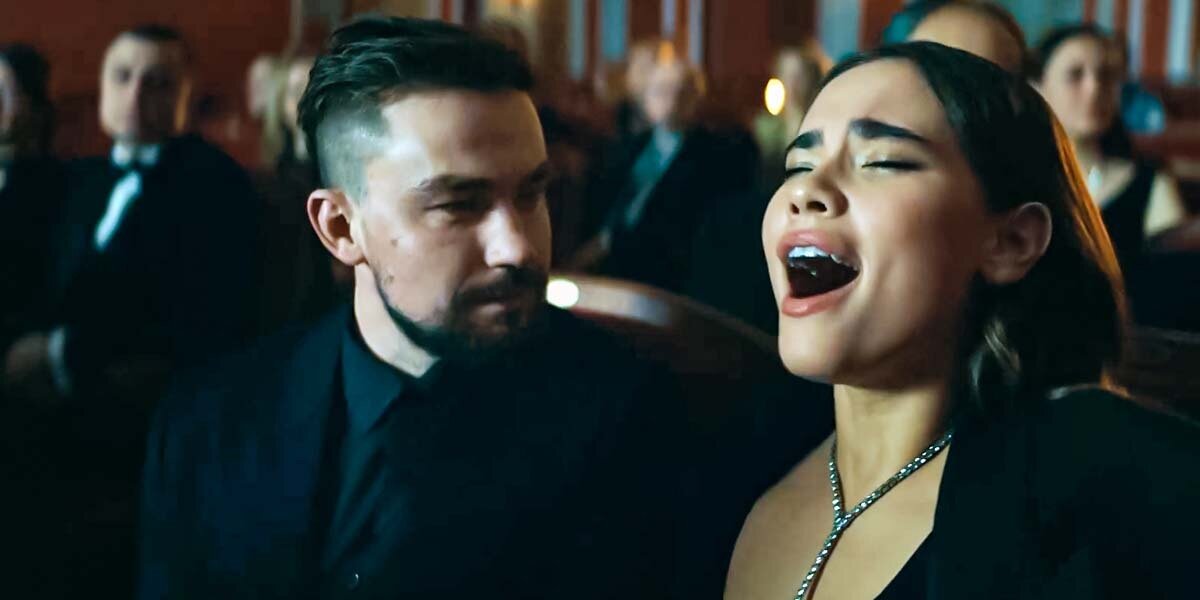 Ася Резник (справа) наслаждается компанией Саши Петрова, которая собирается построить  небоскрёб в Битцевском парке