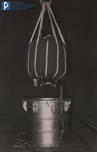 Установка парашютной системы в контейнер. РГАНТД. Ф. 213. Оп. 1. Д. 2. Л. 11.