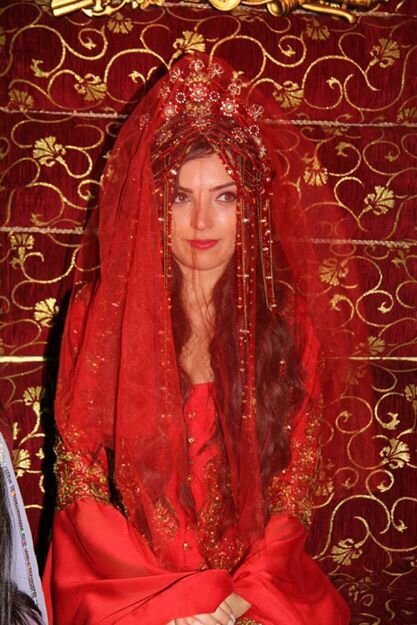 Кадер в свадебном наряде.