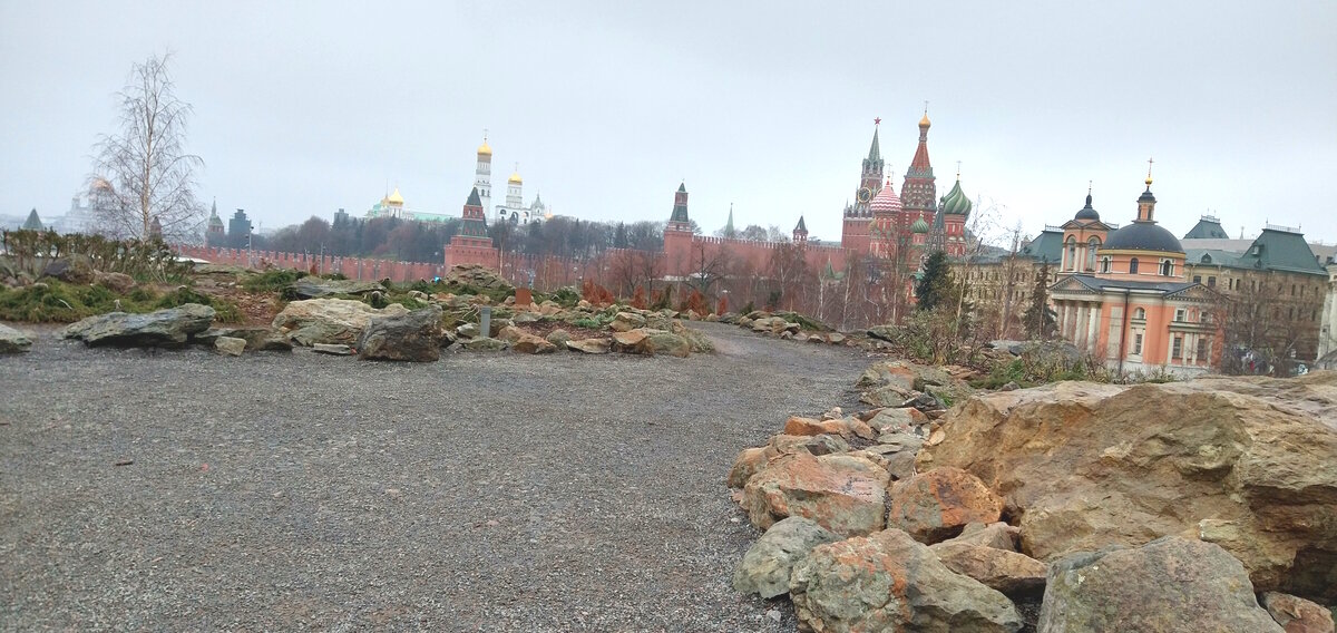 Открытые пространства позволяют любоваться на окружающие парк здания, но делают сам парк неуютным