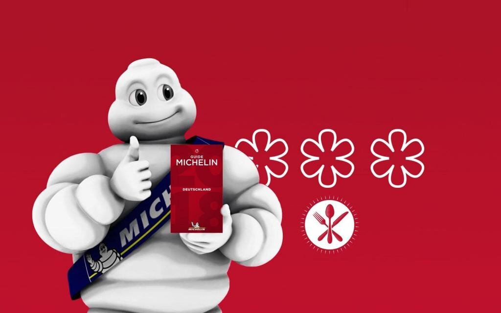 Легендарный дутый человечек с наградой в руках